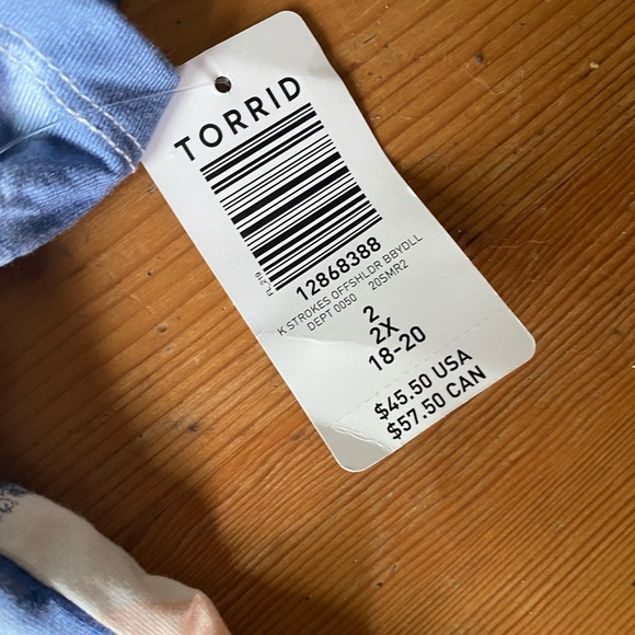 Abstract Torrid off the shoulder blouse - Picture 4 of 4